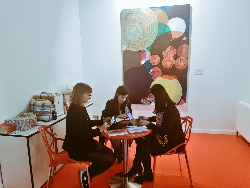 SantanderFund's tweet photo. ¿Habéis visto el espacio de #FirstCollectors en #ARCOmadrid2018? 

En el stand 9I03 encontraréis al equipo de @ArteGlobal asesorando a coleccionistas interesados en comprar #artecontemporáneo❣ 👌 https://t.co/UxIKB8fJAk