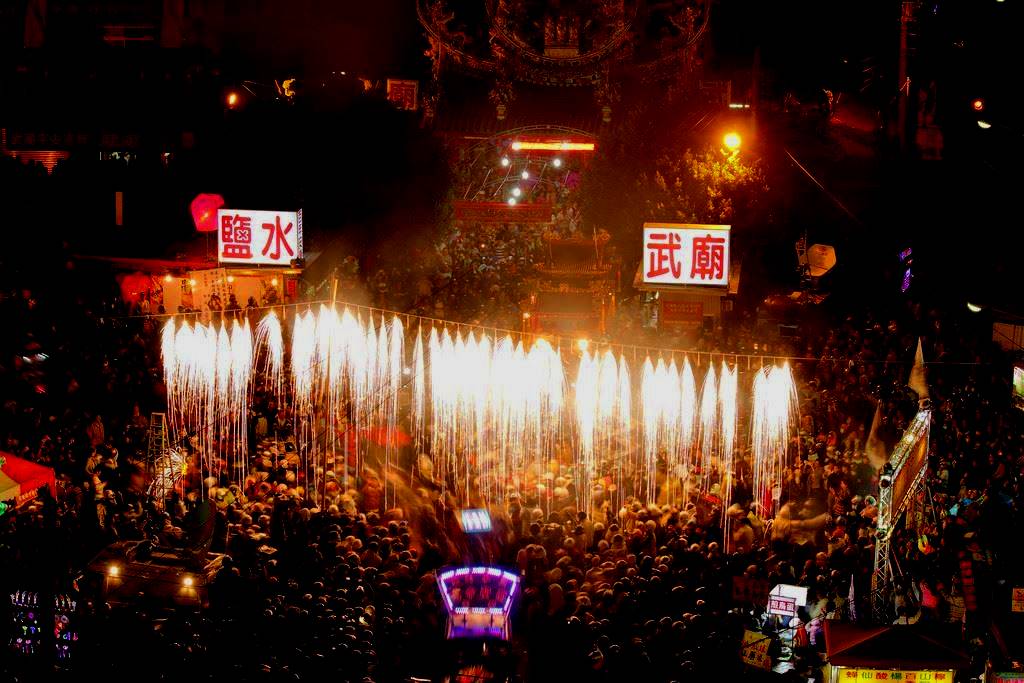 台南の観光 台南塩水の 蜂炮 ロケット花火祭り は台湾の代表的は三大民俗祭りの一つです 百万発を超えるロケット花火が一斉に放たれる瞬間 まるで蜂の集団が巣から飛び出したような賑わいです 塩水 蜂炮 花火祭り お祭り 台湾 台南 旅