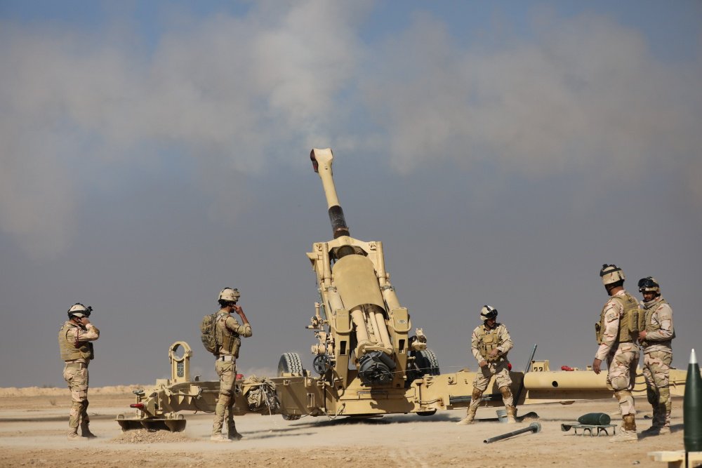 CoalitionIraq's tweet photo. #French and #Spanish forces train Iraqi army soldiers by conducting a live fire exercise with a howitzer in Iraq. #BuildingPartnershipCapacity #OneTeamOneFight https://t.co/JXAGueEvuF