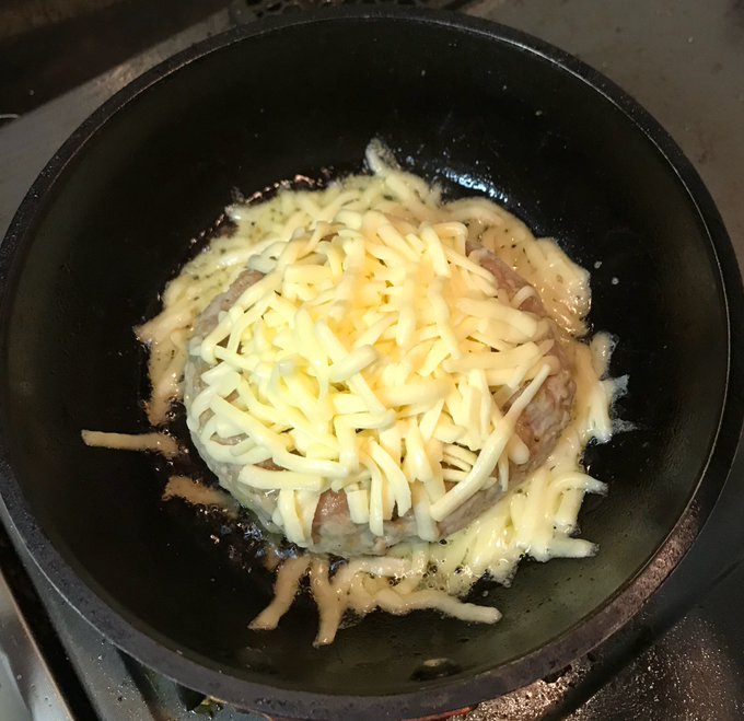 @Gnohito 芋をレンチンする間に肉は焼き色が付いたらひっくり返して弱火で蒸し焼き。4分くらいのところでとろけるチーズをかけてまた蒸し焼き。フライパンにこびりつくチーズの後片付けには目を瞑ろう。 