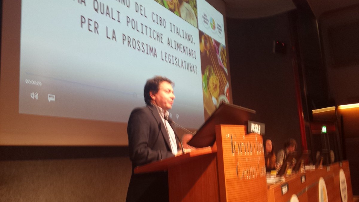 Ecodallecitta's tweet image. #foodfest18 Pascale (#SlowFood): "Serve subito una legge italiana ed europea sul consumo di #suolo. È inaccettabile che in #Italia ogni giorno spariscano 4m di terreno coltivabile"