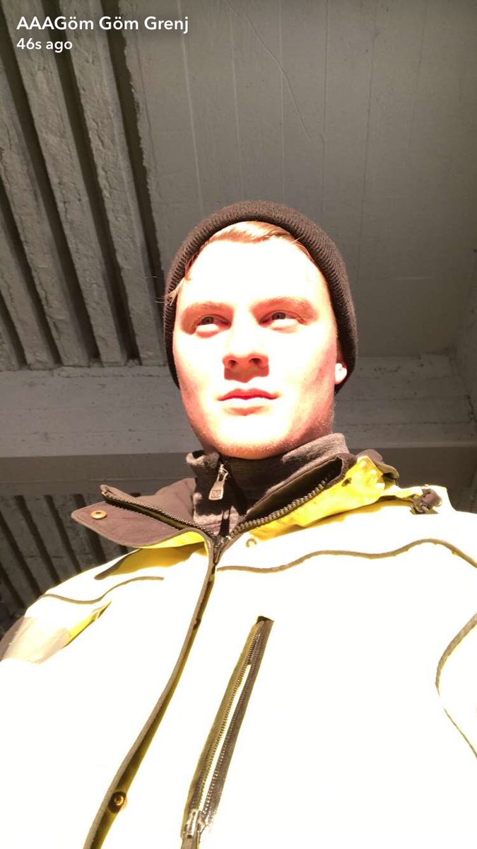 SindriRunarsson's tweet photo. @gummieggerts áður en hann labbar inná Den danske krå vs þegar kóngurinn er mættur!!!! https://t.co/aDqISNHSjT