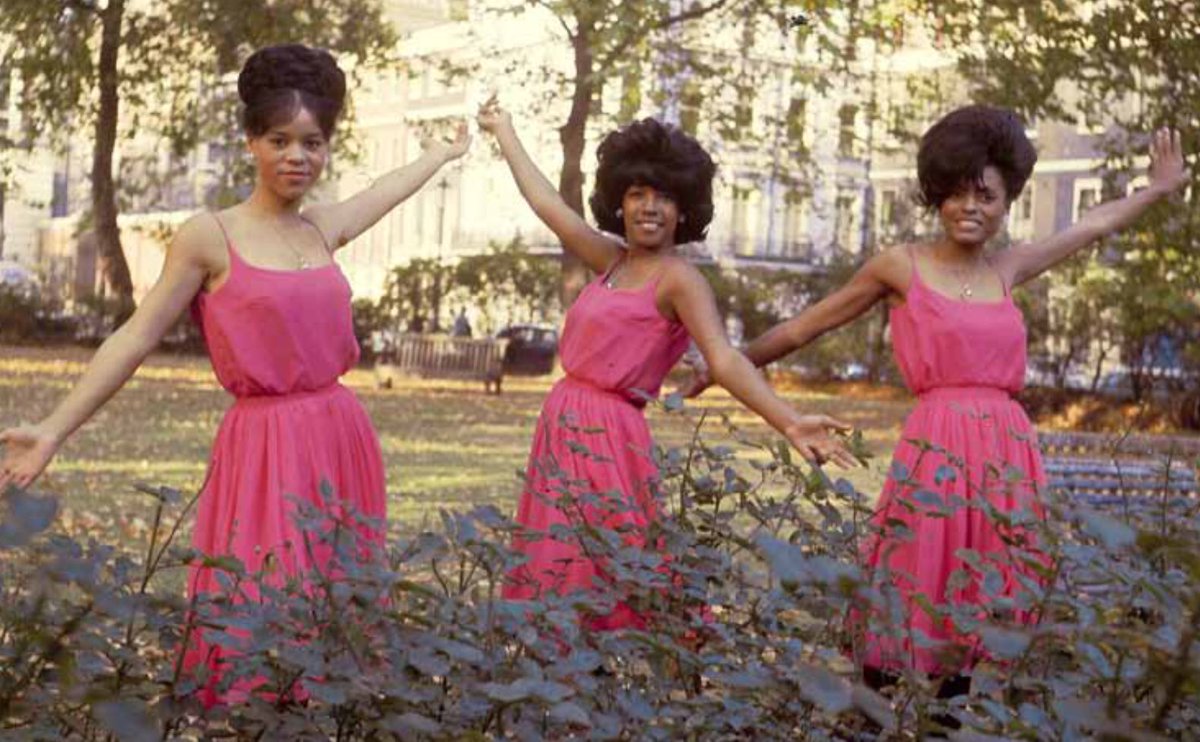 Tamla101's tweet photo. Tragic death of the Supremes’ Florence Ballard #OnThisDay in 1976. Here she is (left) in London in happier days, October 1964. #FloForever https://t.co/osbYaVNEbc