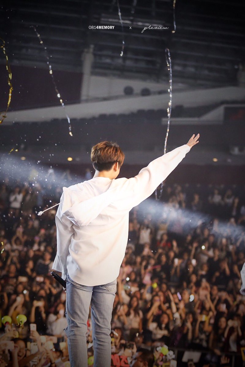 0814memory's tweet photo. 180221 싱가폴 Kstargram Concert #stargramsg #B1A4 #공�� @B1A4_gongchan 까먹었던 플뷰..🤦🏻♀️ 공찬이가 항상 무대위에 거기 저기 다~ 팬들이 아주 열심히 바라보고 인사하는 모습이 보기 넘넘 좋아ㅠㅠ 다정한 겸둥이❤️🐶❤️ 공찬하세요 여러분..🤗 https://t.co/K5oFIiO9e0