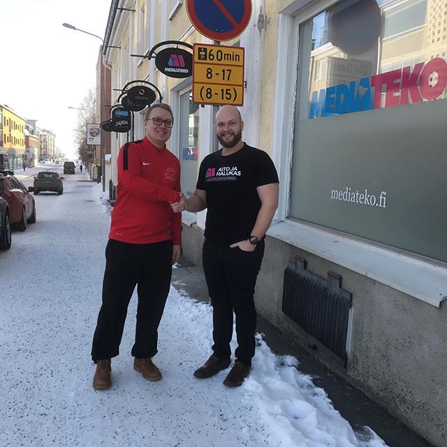 KuopioSteelers's tweet photo. Yhteistyöuutista pukkaa. 👌🏈 Mediateko tuo tulevana kesänä Steelersin ottelumainonnan taas vahvasti kaiken kansan näkyville. #kuopiosteelers #fortheteam #mediateko #rakkaudestalajiin #kadunvarsimainonta #jenkkifutis #vaahteraliiga #jefu #sajl #kuopio https://t.co/SpRe6QchEN https://t.co/uBh1BFEEm9