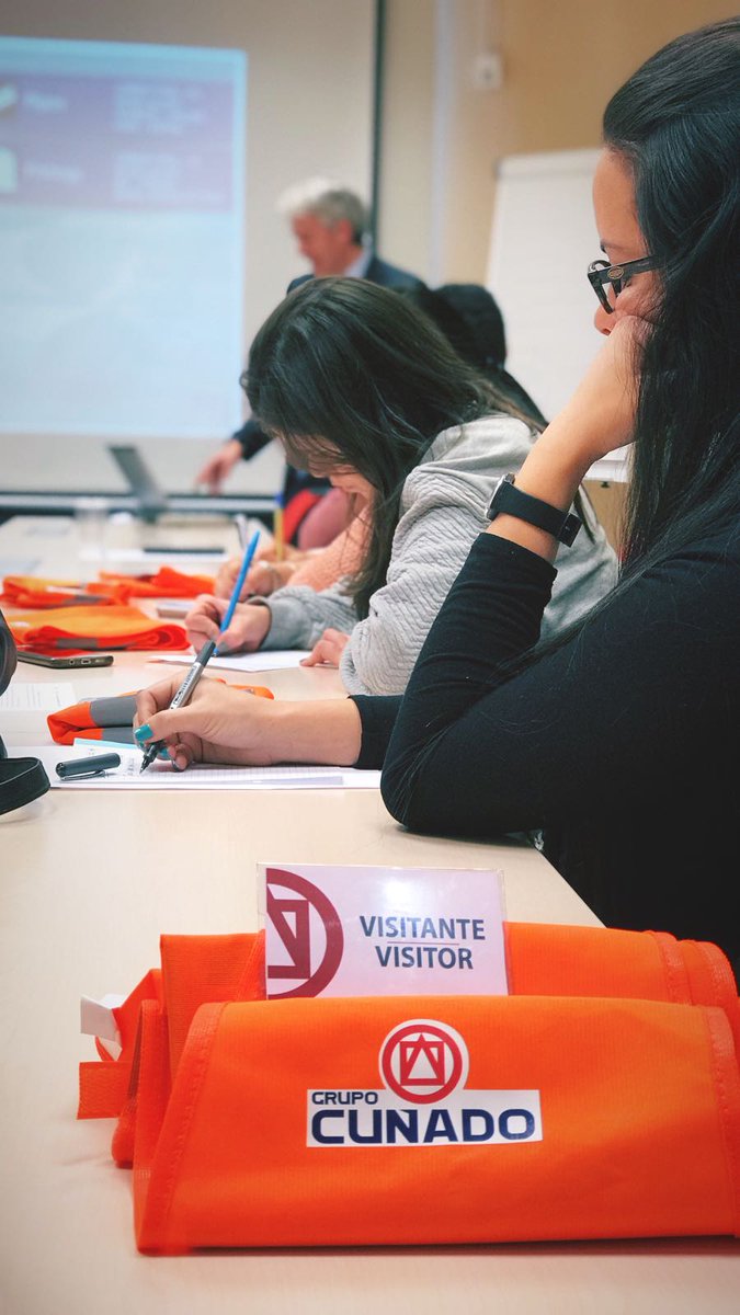 Nextibs's tweet photo. ¿Qué mejor forma de aprender de exportación e internacionalización que recibiendo una clase en una de las empresas con mayor proyección de España? #AlumnosNext de #MIB y #MICAE visitan Grupo Cuñado #ClasesEnEmpresas https://t.co/oT1W0H90a0