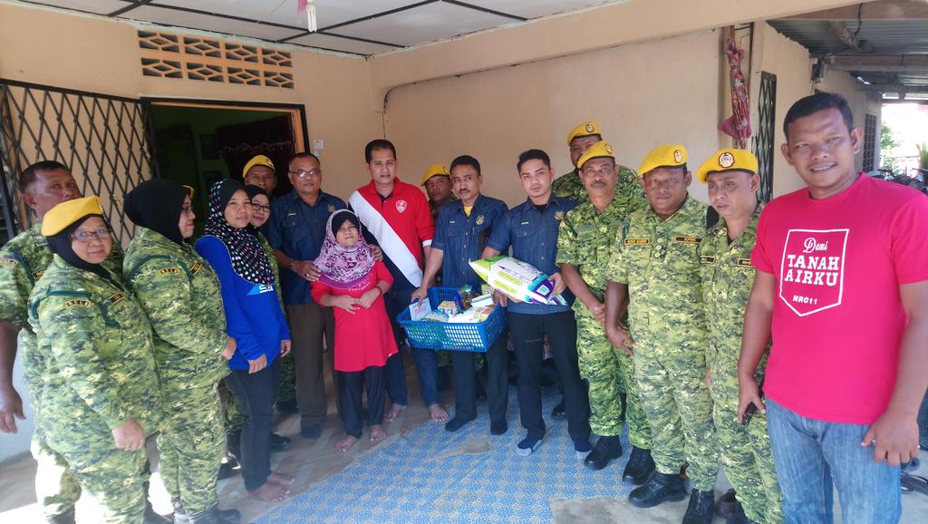 Hafiy_temerloh's tweet photo. Hari ini @Rela_Temerloh bersama pemimpin tempatan telah memberikan sedikit sumbangan keperluan kepada Anggota RELA bagi meringankan bebanan dalam menjaga anak nya yang pernah koma akibat kemalangan jalan raya.
@relamalaysia @zulkifliabidin @relapahang @RazibSRBrians @PrdFariz https://t.co/nFry7qgHIV