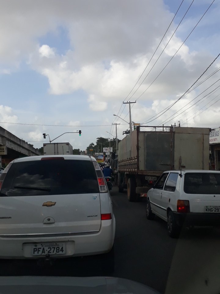 O bom e velho engarrafamento na PE-15 pra sair de Olinda. Pode reservar aí, no mínimo, meia hora. Nem adianta reclamar...