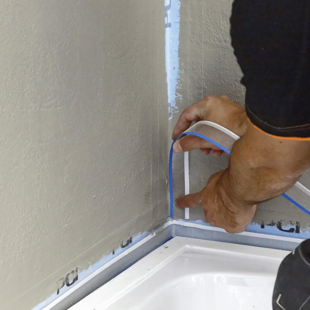 NIEUW: PCI Pecitape Protect. Kimbandbescherming voor de badkamer. Zelfklevend band met metalen netje. Beschermt de afdichtingslaag en het kimband tegen beschadiging als de oude siliconenkit vervangen wordt. Bekijk de video op PCI-Afbouw.nl.