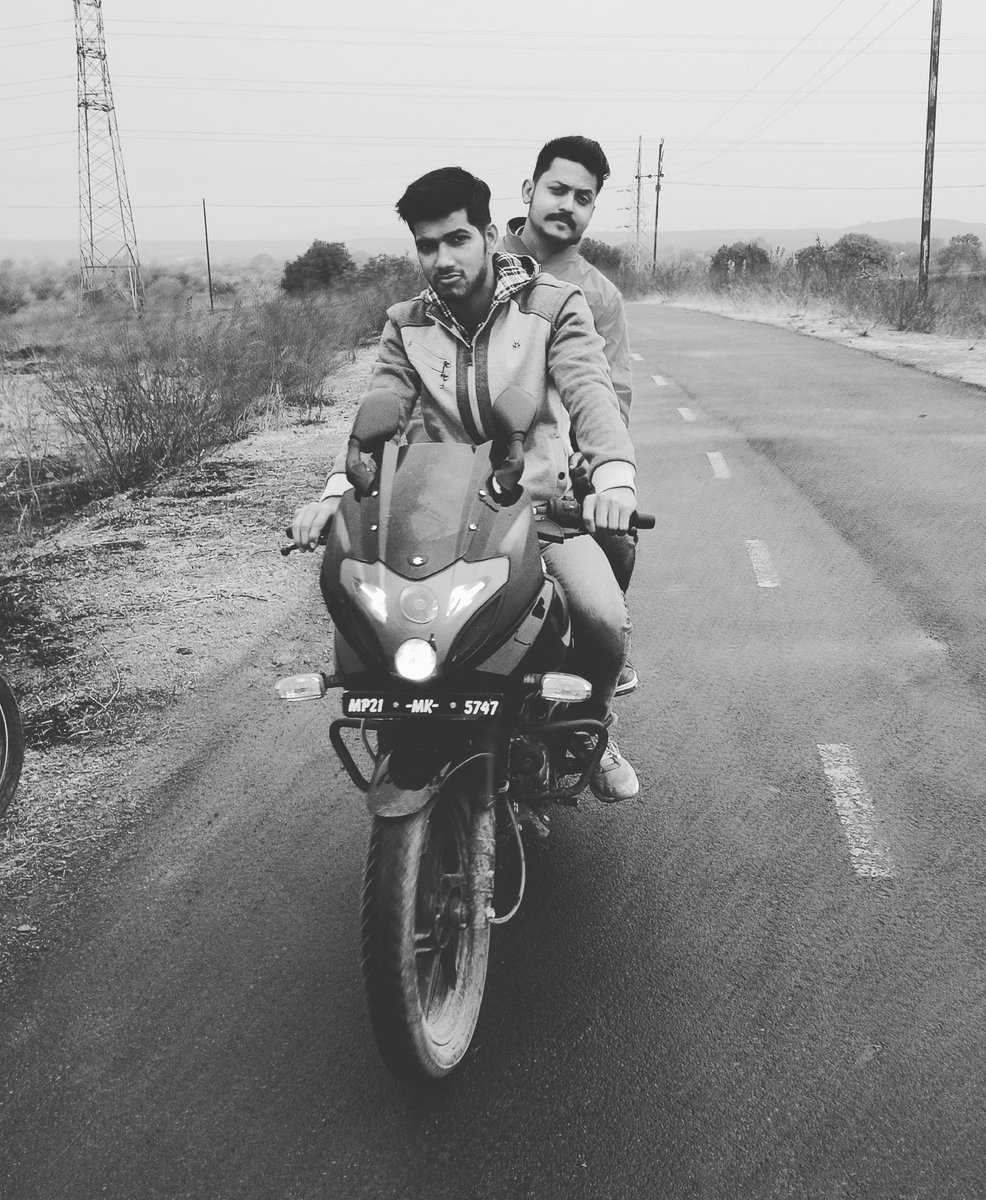 SomendraSharm19's tweet photo. Last Sunday is awesome have so much fun with my bro tushar das #pulsar220 #love https://t.co/aQX2dq42c4