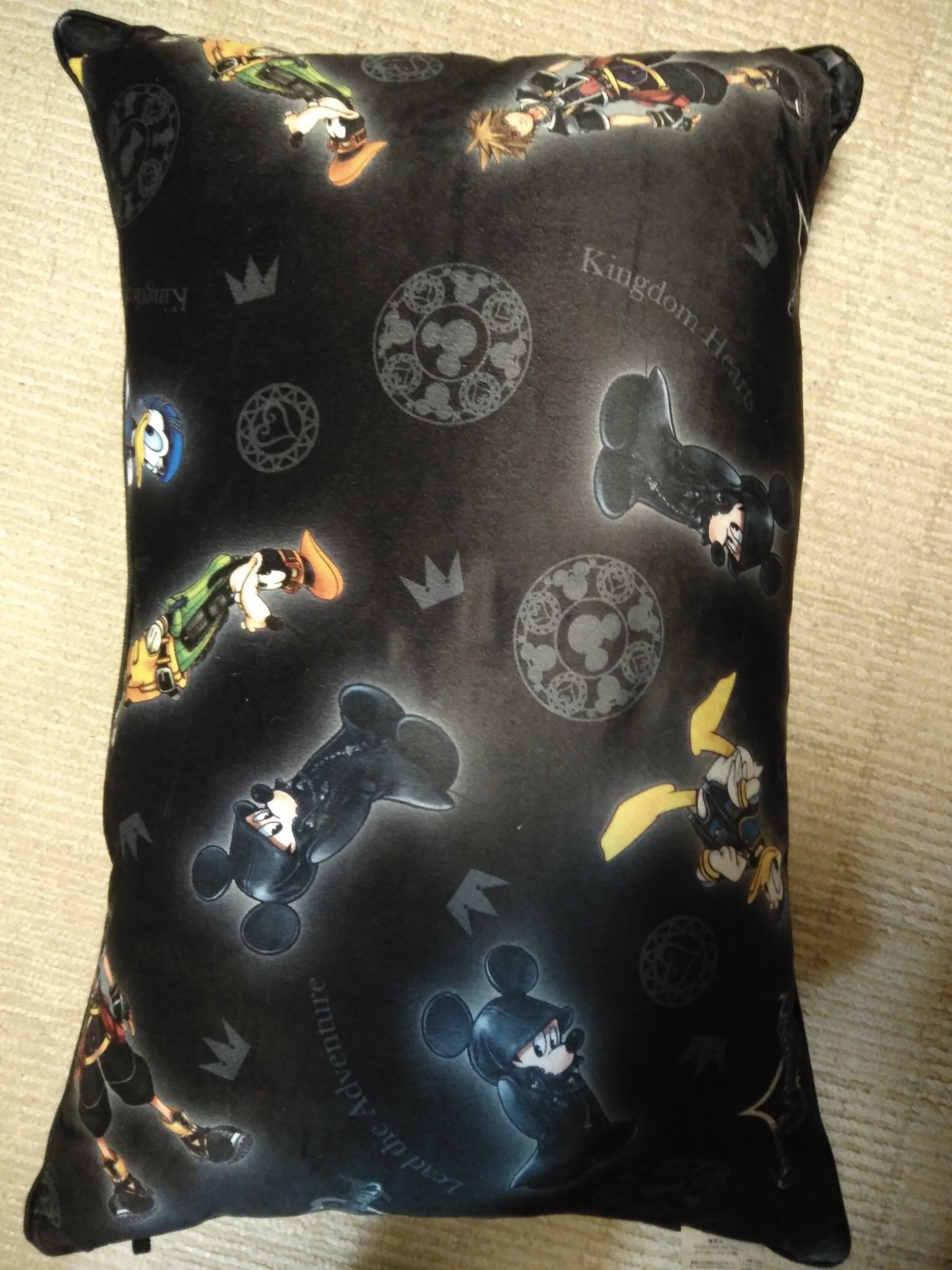 O Xrhsths スニージーひろちょい隊長 Sto Twitter しまむらでキングダムハーツの枕 クッション を見つけた ぜ 王様が主体で グーフィーやドナルド ソラも居る