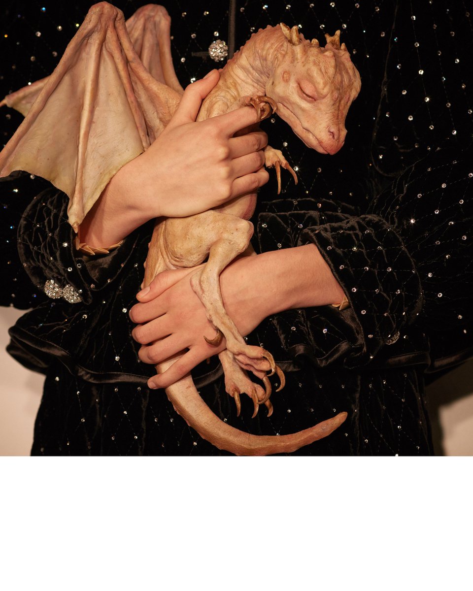 Gucci Japan ヴェルヴェットジャケットを着用したモデルがドラゴンを抱えて歩いた Guccifw18 のランウェイ イングランドのガレージで発見されたドラゴンの赤ちゃんのストーリー Legend Of The Baby Dragon In The Jar から想を得て Makinariumsfxvfx