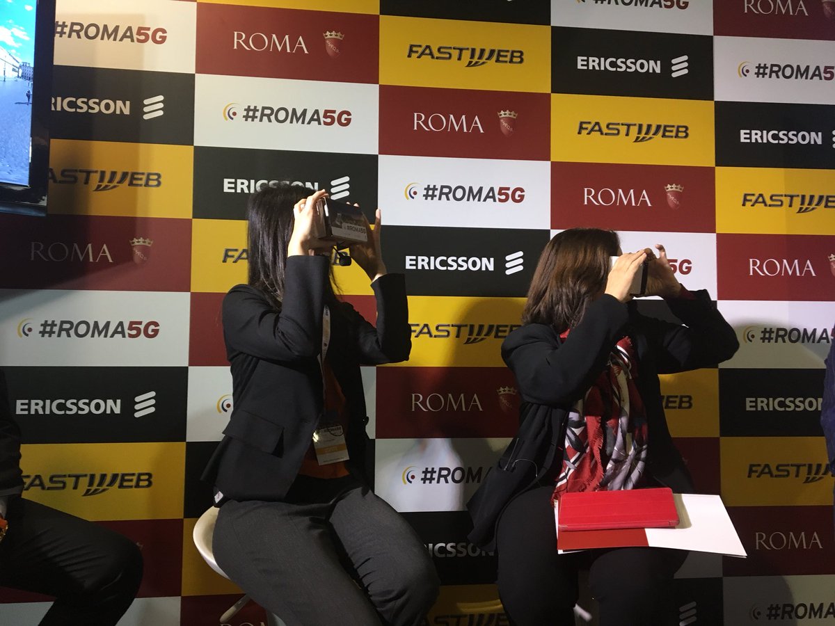 Roma_Semplice's tweet photo. La Sindaca @virginiaraggi e l’Assessora @flavia_marzano sperimentano uno dei servizi del #Roma5G : la realtà aumentata. L’Assessora commenta: “Sono nata terribilmente troppo presto!” https://t.co/hOrY9rYZ8d