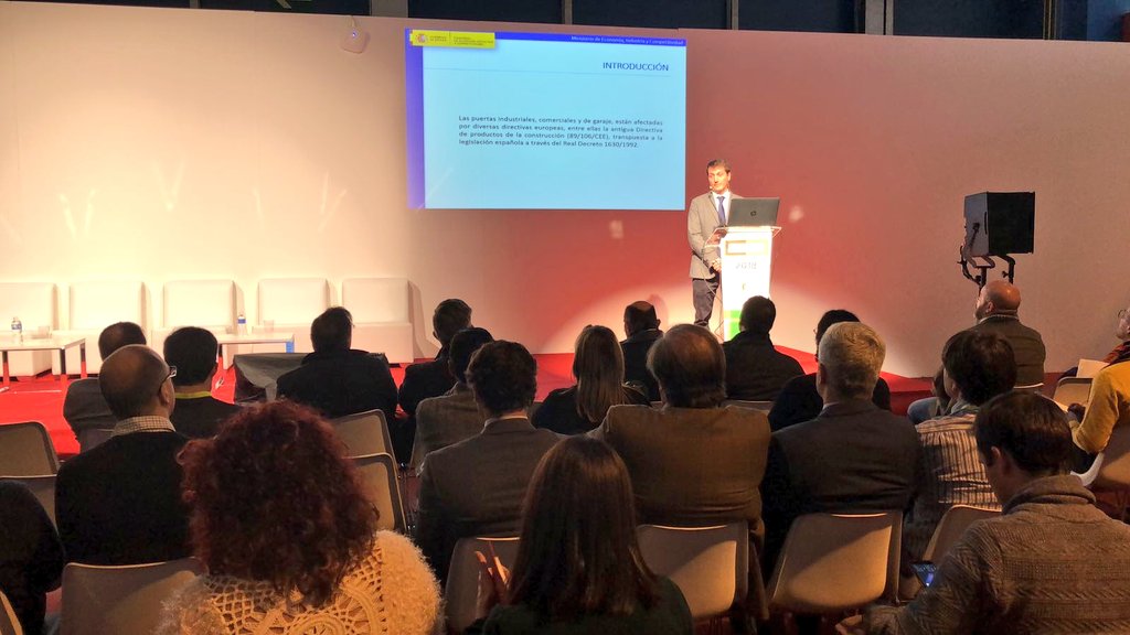 SmartDoors_'s tweet photo. Auditorio lleno en la Jornada de "Seguridad en los Productos de construcción a cargo del Ministerio de Industria". José Antonio Delgado, Jefe del Área de Seguridad Industrial nos habla de ello en #SMARTDOORS2018 https://t.co/aabtHKNkzI