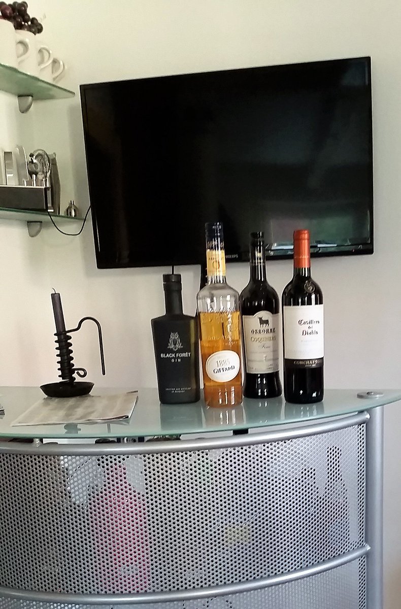 Am 24. Februar ist der "Welttag der Barkeeper". Laut YouGov im Auftrag von Deliveroo besitzen in D 23 % eine Hausbar und 11 % würden gerne.