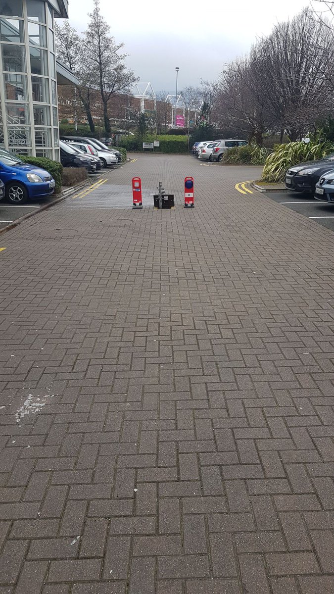 3 fire engines (D Watch Dun Laoghaire) are dealing with a #fire in a vacant building in Sandyford industrial estate #Dublin #leopardstown