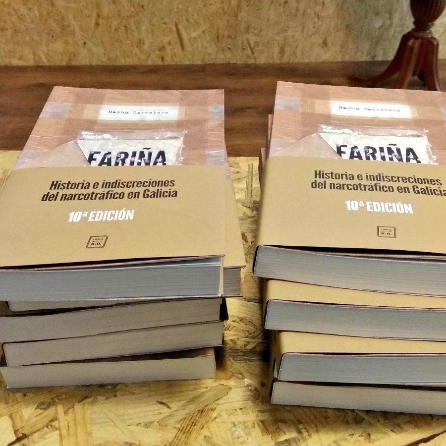 _LaCarbonera's tweet photo. Ha aparegut una caixa a la llibreria, algú la deu haver abandonat, a dins hi havia això 👇 . Els deixem aquí, al mostrador, i no diem res més ;) #Fariña https://t.co/8qUCJ6vgTx