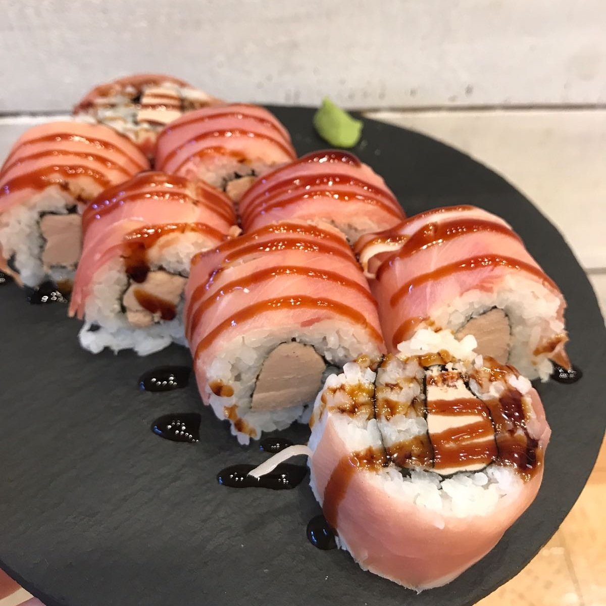 SushinCake's tweet photo. Arribem a dijous amb una de les especialitats més 🔝Rol de Foie envoltat de pernil / Llegamos a #juernes con una de nuestras especialidades más 🔝 Rol de #Foie envuelto de jamón / It's #thursday and we celebrate it with one of our specialities 🔝 Roll of foie wrapped with ham 😎 https://t.co/6O8k9268cP