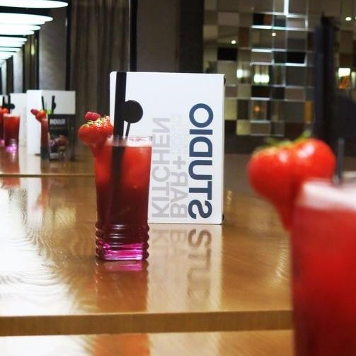 SqaudTrend's tweet image. RT @kwesthotel: We're hosting a cocktail masterclass tonight, and guess what, it's free! Pop by from 6 - 8pm and learn the secrets of our delicious Studio Bar cocktails! #thirstythursday
#cocktailmasterclass #cocktails #londonmixology #londonbars #whatso…