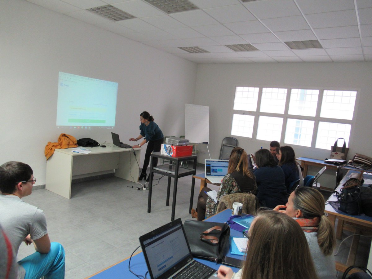 El martes día 20 nuestra compañera Noelia Lopez Cruz nos impartió una clase de presentación Prezi, en las que nos enseñó como utilizar el programa, sus funciones y resolvió todas las dudas que nos surgieron.