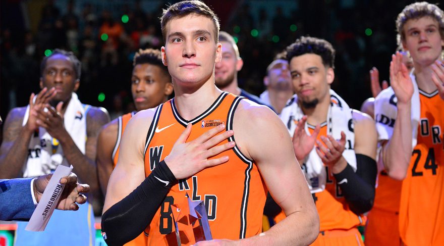 EurohoopsTR's tweet image. #NBAAllStar2018'da ışıkları üzerine geçen @LeaderOfHorde, #NBA'in en pahalı çaylağı olabilir. Ancak Bogi'nin bu konudaki görüşü kesin:

“Para basketbol oynamaz. Sahaya çıkıp o parayı hak ettiğinizi göstermeniz lazım.”

eurohoops.net/tr/nba-news-tr…
