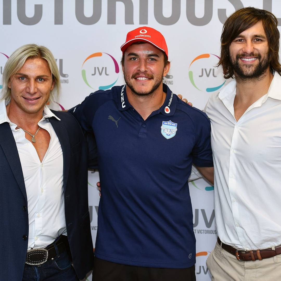 BlueBullsRugby's tweet photo. The Vodacom Bulls welcome new sponsors to Loftus Versfeld.

In Picture:

JVL | QUATRO | LFP | @NeoLifeSA 

#BullsFamily50K #BULvHUR https://t.co/7y0fJvvYTd