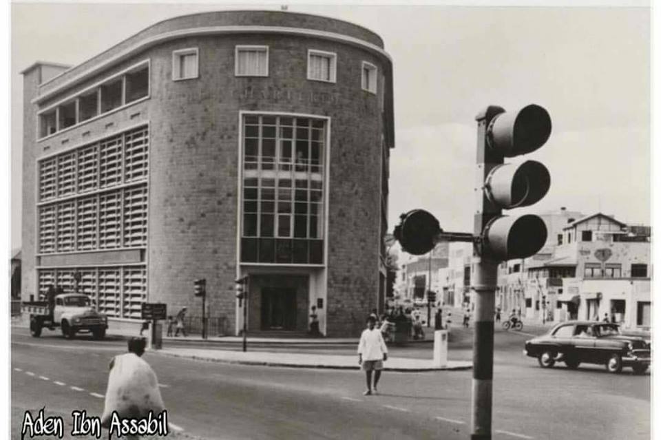 ahmed_shatara's tweet photo. هل تعلم أن اول إشارة مرور ضوئية تم تركيبها في #عدن عام 1954 .. قبل كل مدن الخليج

وفي عام 1994 .. قام الاحتلال اليمني بقلعها وحط مكانها عسكر ونقلها الى صنعاء ؟!

#عدن_درة_الجنوب #عدن_الارض_والتاريخ https://t.co/kOrFYFW7kX