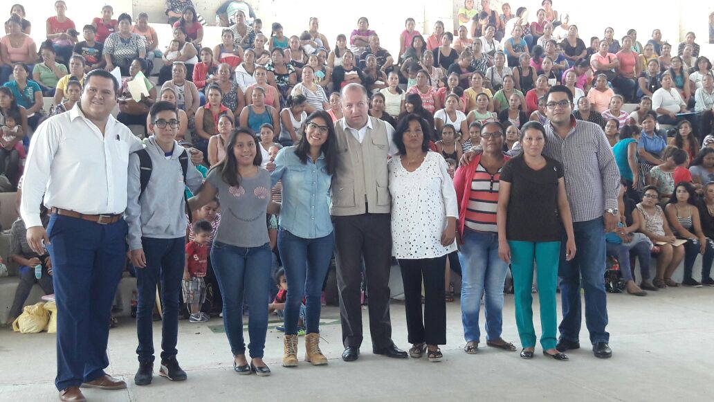 Prospera_MX's tweet photo. #FamiliasPROSPERA de Guerrero asisten a las Mesas de Atención donde conocen acerca de programas como Seguro de Vida para Jefas de Familia de la @SEDESOL_mx https://t.co/auiV3JsQ1e