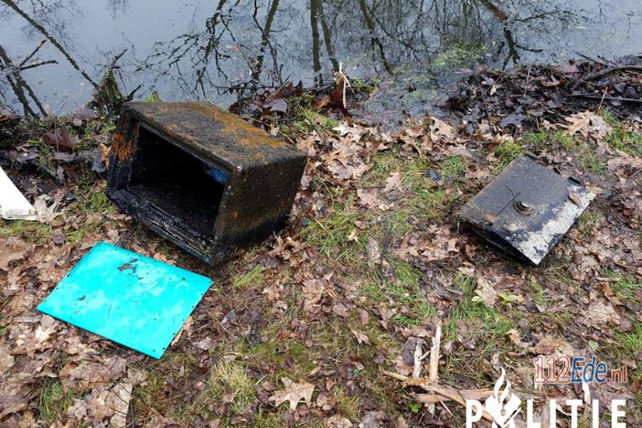 🚨 Opengebroken kluizen aangetroffen in sloot 112.press/QHPtvx #Ede #112Ede https://t.co/erpG4Bh82S