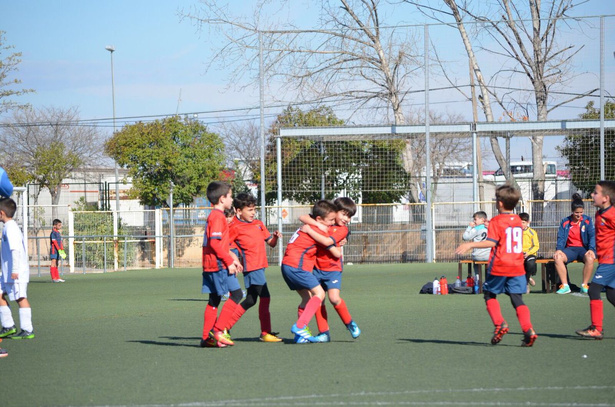 UDAldaiaCF_Base's tweet photo. 📷 | El Prebenjamín A, que preparan @pcanyaveras21 y Laura González, se lo pasa de miedo 🔴🔴🔵⚽️
#laUD #UniónDeportiva #rojitos https://t.co/HPxSAyLPoF