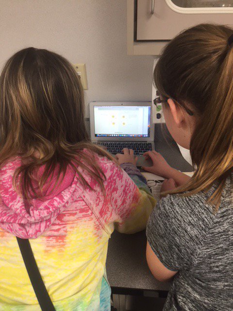 eftek3's tweet image. Ss using #pbslearning to watch mitosis. Mrs. Beier 7th grade science #stations #DLDBMS #bvillebulldogs #dld18
