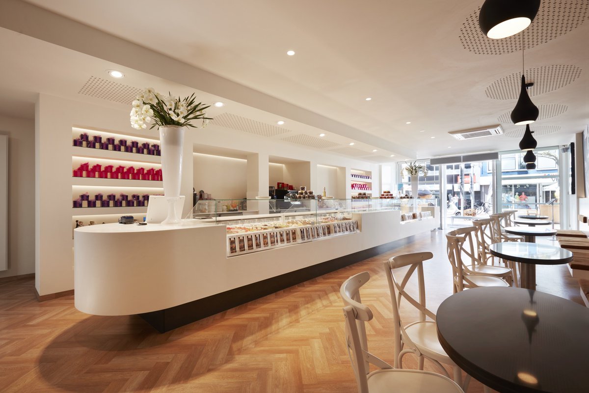 baars_bloemhoff's tweet photo. De heerlijke creaties van de enige patisserie in Nederland met een ster, komen nog beter tot hun recht tegen de witte achtergrond van de custom-made HI-MACS balie. Ook het verfijnde interieurdesign is meer dan een ster waard: https://t.co/Q33e6c7IVK https://t.co/vOXicrHhO9