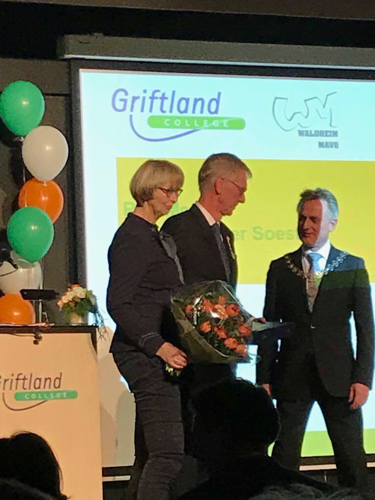 Arielengkeek's tweet photo. Koos Nieuwland is Koninklijk onderscheiden door burgemeester Rob Metz van Soest en bevorderd tot Ridder in de Orde van Oranje Nassau. Hij neemt vandaag afscheid van het Griftlandcollege Soest. Van harte! https://t.co/iV2EysSfHF