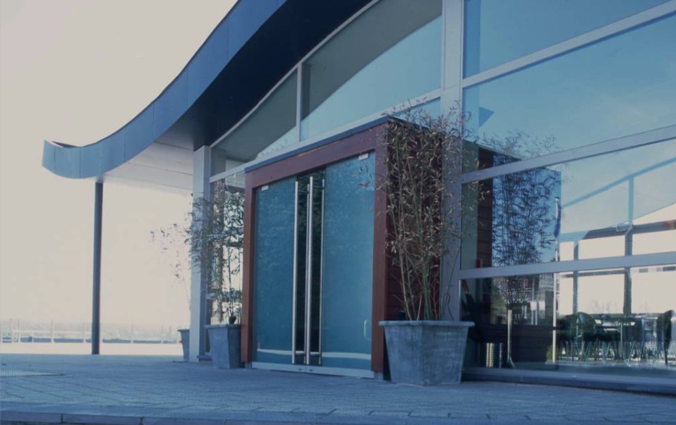 ReynaersSP's tweet photo. La primera impresión de una casa o edificio se crea al abrir la puerta. En Reynaers encontrarás soluciones de puertas de aluminio para cada tipo de proyecto y estilo de edificación. https://t.co/nOjqjE1Ez5 #Reynaers #ReynaersAluminium #aluminios #aluminis #puertas #reformas https://t.co/UNAJ9FAId1