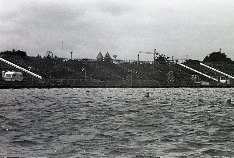 designerdave55's tweet photo. Here's another photo from the #cardiff World Powerboat Championships in 1975 held in #buteeastdock. They set up a massive grandstand the entire length of the dock, you can just see the two spires of St Mary's Church on #ButeStreet. #racingboats #powerboats #sportincardiff https://t.co/orEmIfMJg3