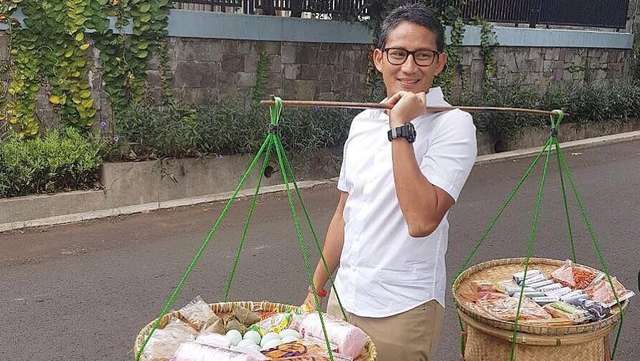 detikcom's tweet photo. Lihat Aksi Sandiaga Uno Jadi Tukang Jajanan Pikul Sampai Kulineran di Solo https://t.co/dBauDIM9kC via @detik_foto https://t.co/uC9lKPoC3d