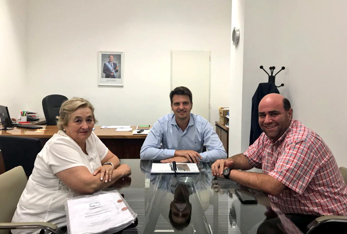 JC_Scotto's tweet photo. 🔹Seguimos avanzando en equipo. Junto a Humberto Torelló de las #Isletillas, Ernesto Flores de #VillaDeMaría de #RíoSeco, Elena Massimino de #LosChañaritos, @Javiermonte6 de #RíoSegundo y Rubén Ovelar de #LaCumbre, dialogamos sobre proyectos y obras para cada localidad. 😀👏💪 https://t.co/oTfzpDtOg8