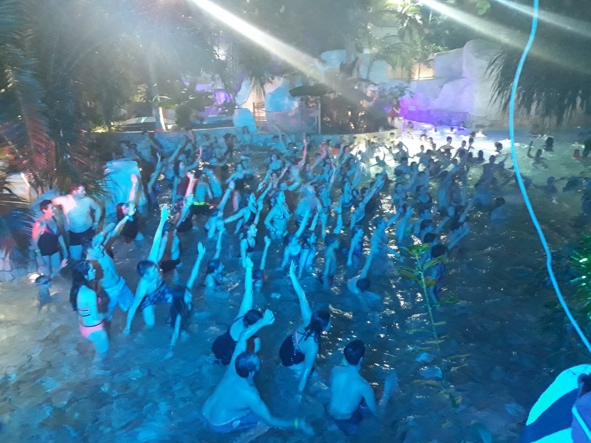 flojulia's tweet image. Ce soir 21 H  #PoolParty #Aquamundo #CenterParcs #BoisauxDaims !!!!!!!!!!!! 😁😀