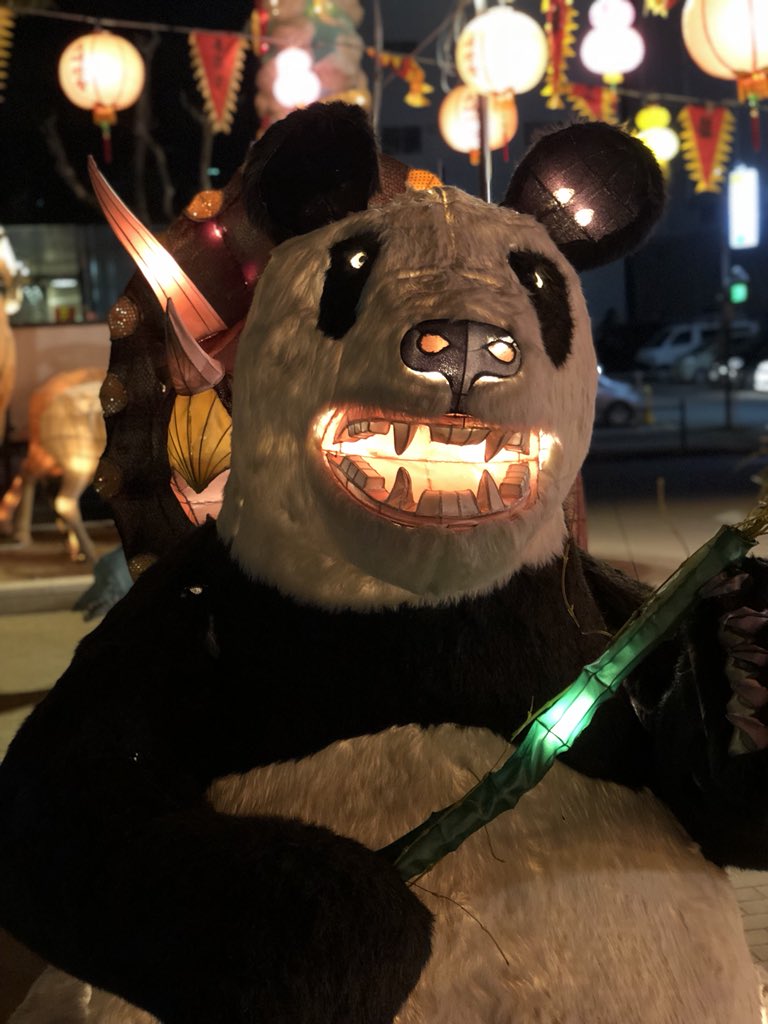 kenbou187031's tweet image. 長崎ランタンフェスティバルのパンダのオブジェは、夜はますます凶暴感が増す。