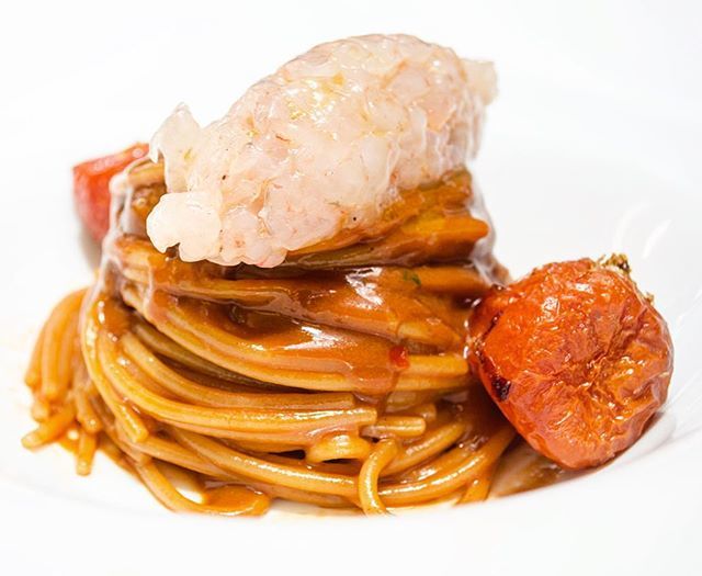 Spaghetto al crudo di gambero rosa istriano, riduzione di gambero al basilico e pomodoro confit...
Piatto di Marko Durdevic del ristorante Al Petes
<a href="/al_petes/">Al Petes vino e cibo</a> 
#spaghetti #pasta #tomatoes #seafood #shrimp #prawns #tartare #italianfood #cucinaitaliana #foo… ift.tt/2BIKLWD