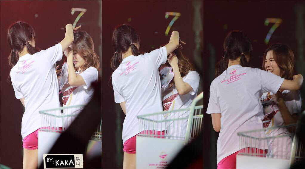 aomtf's tweet photo. แถมสเตฟยังหวงซันแดดดี๊แทนลูกหนักมากด้วย ในคอนมีคนทำรูปปริ๊นซ์ให้ คุณแม่ก็เอารูปลูกน้อยไปคล้องคอปะป๊าไว้ หลังๆพอซันนี่มีโซกึมก็ชอบตัดพ้อแทนว่าไม่สนใจปริ๊นซ์ lol #2Ny #sundaddy https://t.co/07v10FAwJj