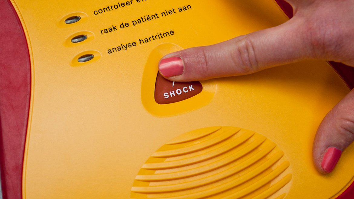 Rode Kruis: Minder dan een derde van de Nederlanders zonder kennis van #reanimatie durft een #AED te gebruiken om iemand te reanimeren. Deze cijfers zijn zorgwekkend! Kennis en scholing zorgen voor toenemend gebruik van de AED en werken levensreddend: goo.gl/UCEMvu