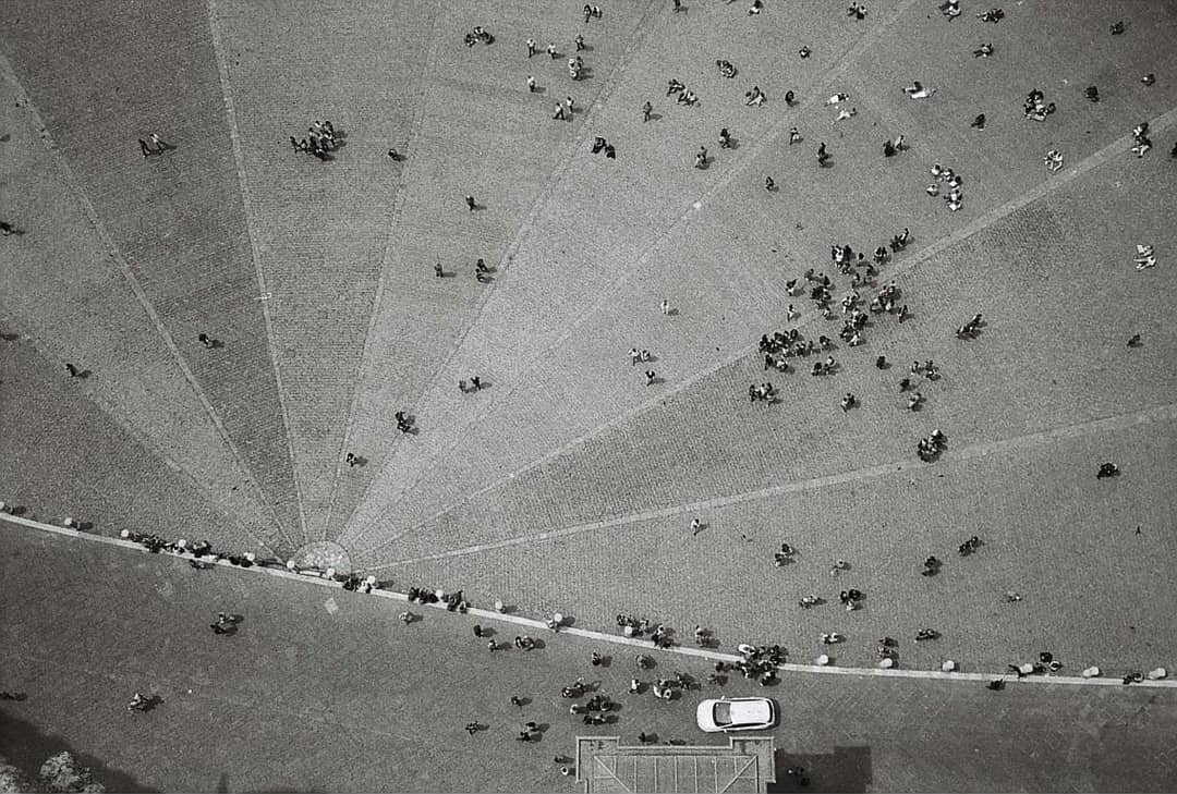 Sometimes you just need a new perspective.......?
Incredible geometry in this aerial view of the Piazza del Campo, by our insta friend @theworkshedoes hanging off the edge of the Torre del Mangia!!
#piazzadelcampo #ilpalio #siena