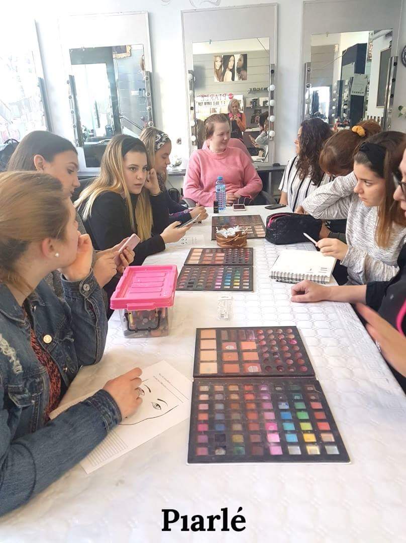 makeup_piarle's tweet photo. Estudiando el arte del #maquillaje... ¡Nos encanta ver nuestra academia así, llena de estudiantes y con esas caras de concentración y ganas de aprender! 😘💄
#piarle #academia #escuela #cursos #formacion #cadiz https://t.co/m5rfYjjLHu