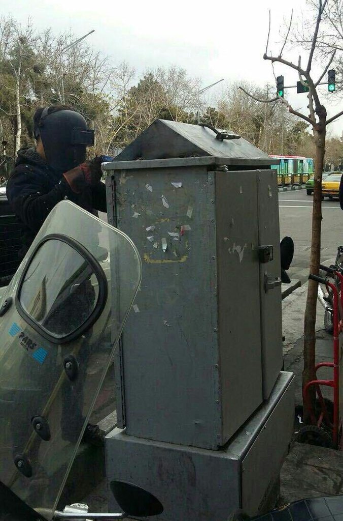 mikaeeldayani's tweet photo. همیشه مسائل رو‌ همینطور حل کردیم، #ابلهانه، با #توهین_به_شعور_ملت و از طریق #پاک_کردن_صورت_مسئله!

فردا یکی‌میره روی پله های #پل_هوایی این کارو میکنه، روی پله ها صفحه جوش میدن‌ تبدیلشون میکنن به #سرسره! https://t.co/alBr5TTfVS