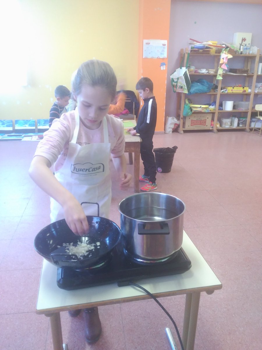 gely_jarro's tweet photo. Buenas tardes, ayer con los peques preparamos tallarines a la boloñesa, para chuparse los dedos @CreaChefSegovia #creachefsegovia #creachefalimentacionsana #creachefnovedades https://t.co/Ih5CpsiaDi
