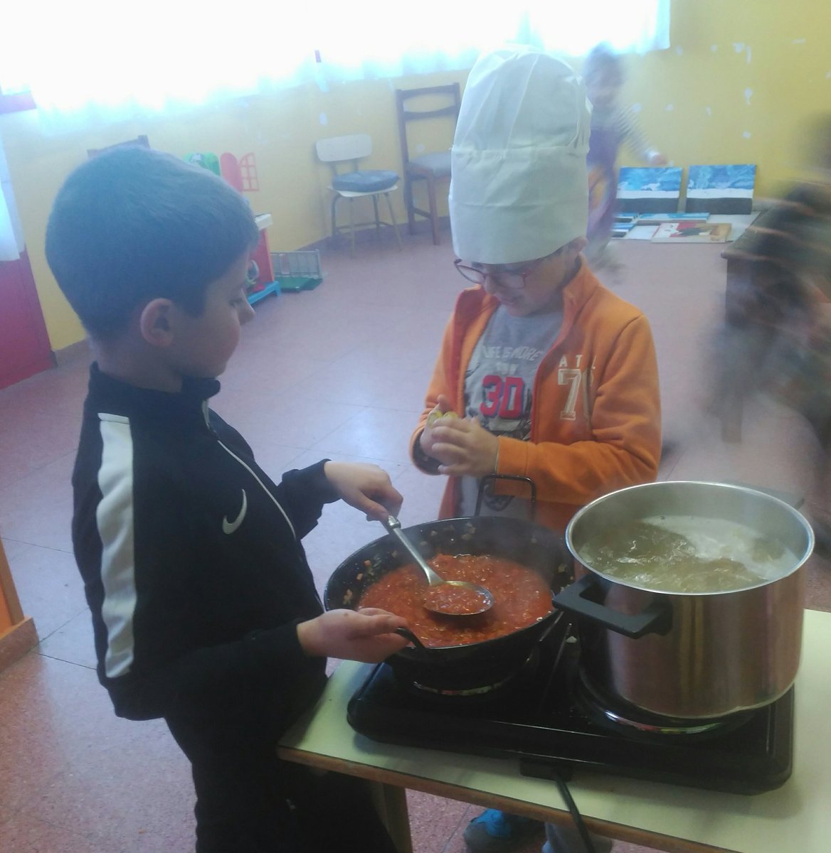 gely_jarro's tweet photo. Buenas tardes, ayer con los peques preparamos tallarines a la boloñesa, para chuparse los dedos @CreaChefSegovia #creachefsegovia #creachefalimentacionsana #creachefnovedades https://t.co/Ih5CpsiaDi