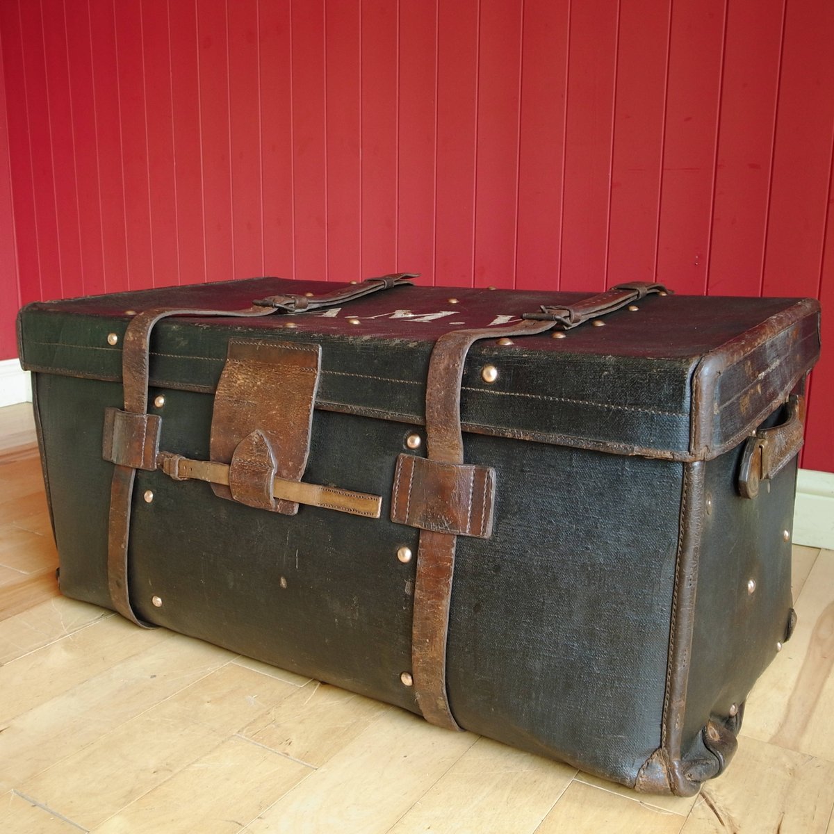 vintagetandc's tweet photo. New addition to my #etsy shop - more to follow! #oldtrunksandchests #trunks #vintagetrunks #storagetrunks #trunkcoffeetables #luggagetrunks #coffeetabletrunks https://t.co/dYS7XNeZzY