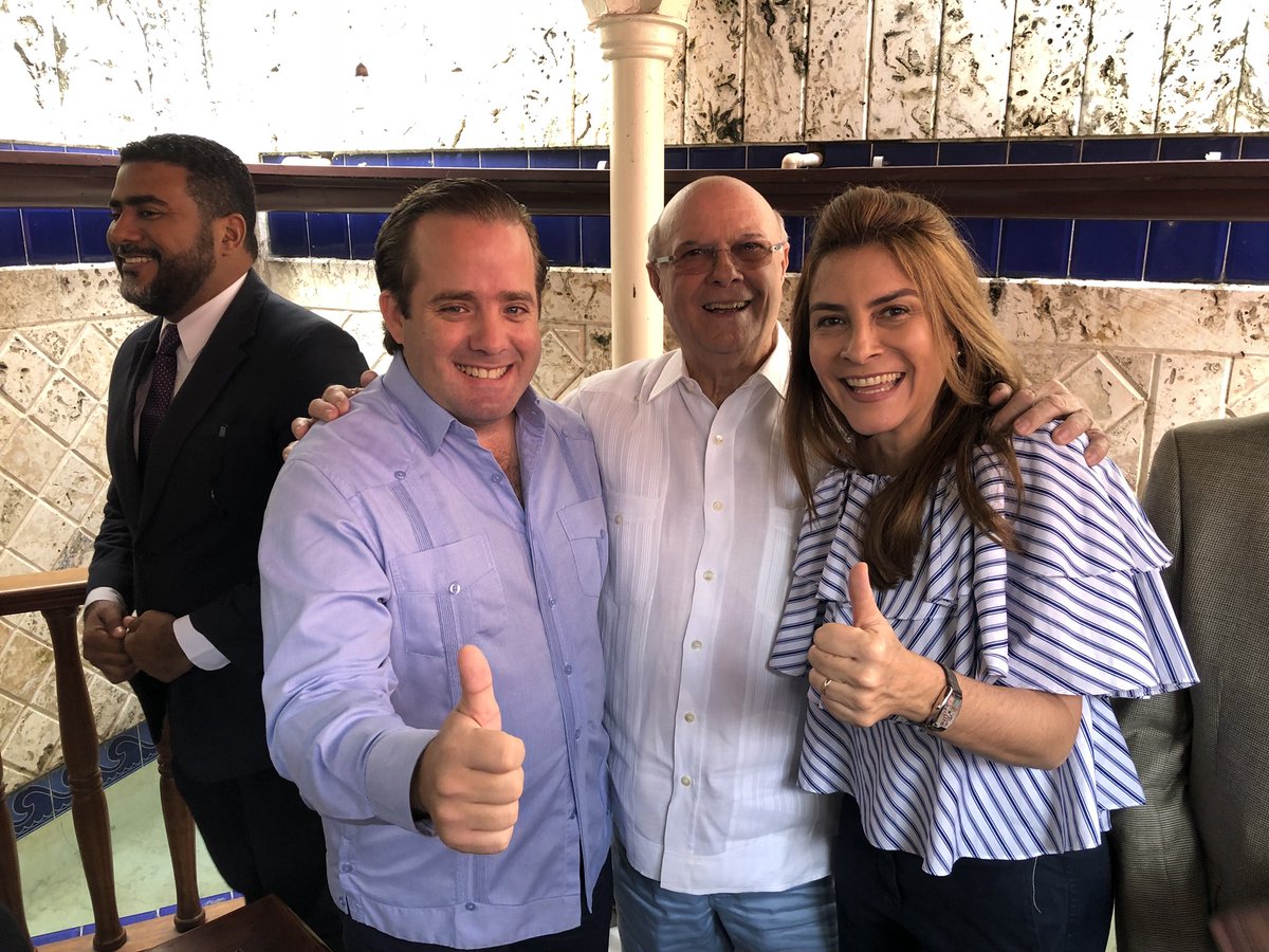 CarolinaMejiaG's tweet image. Celebrando el cumpleaños de @llegopapa ¡Te amo!