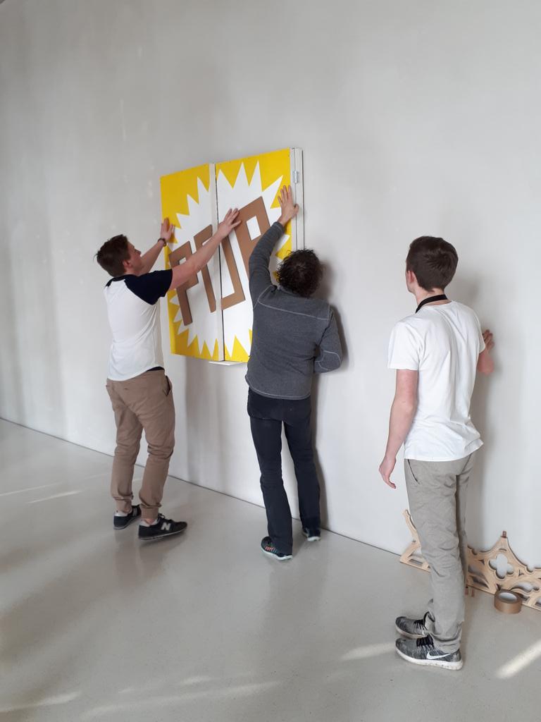 Aufbau zu "Mėnage à trois" Das Richard-Riemerschmid-Berufskolleg im Römisch-Germanischen Koumba. Ab 24.02.18, 12.00